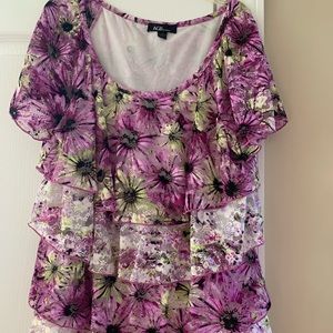 A beautiful size 1x flowered short sleeve top